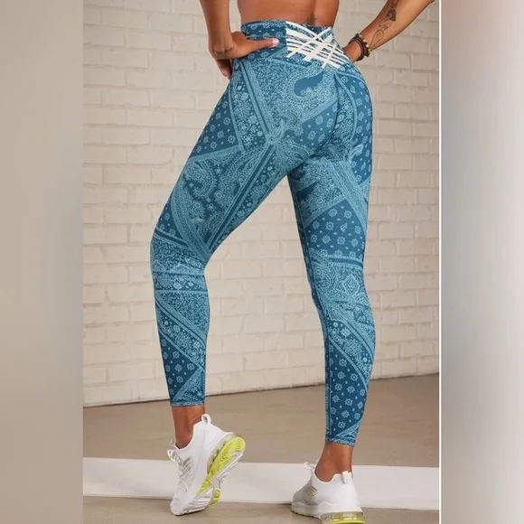 Fabletics Powerhold Blue Paisley Sports Bra and 7/8 Leggings Set size 3/4X NWOT - Picture 8 of 8